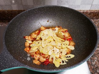 10、泡椒春笋,放入春笋翻炒片刻。