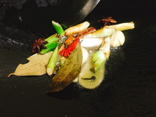 7、香辣什蔬干锅 超级开胃素菜,再倒入香料,转小火慢炒爆香。