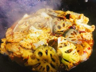 11、香辣什蔬干锅 超级开胃素菜,5分钟后开盖子,加入2勺生抽,1勺糖和适量盐调味。