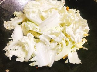 10、香辣什蔬干锅 超级开胃素菜,再加入菜花和大白菜,盖上盖子一起焖煮,5分钟。