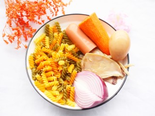 1、墨鱼杂蔬炒螺丝意面,制作材料:螺丝意面150克,洋葱半个,墨鱼一只,火腿半根,胡萝卜半根,鸡蛋1个,盐2克。