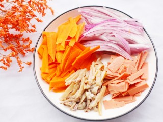 2、墨鱼杂蔬炒螺丝意面,准备好所有食材,墨鱼、洋葱切丝、胡萝卜、火腿切片。