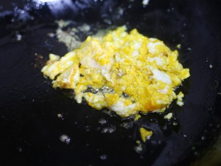 4、墨鱼杂蔬炒螺丝意面,鸡蛋打散炒熟备用。