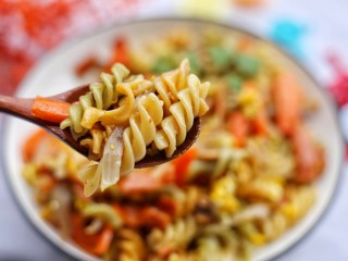 12、墨鱼杂蔬炒螺丝意面,来,开吃啦。