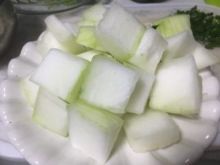 1、红烧冬瓜 下饭菜,冬瓜切大块，表面切菱纹