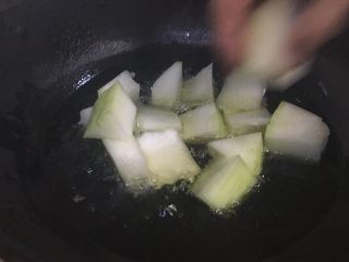 2、红烧冬瓜 下饭菜,锅内加油。烧温热后。放入冬瓜。过一遍油