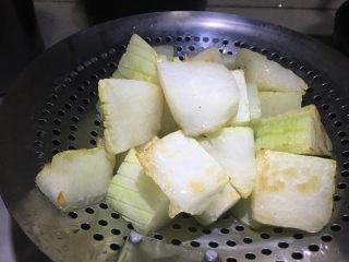 4、红烧冬瓜 下饭菜,冬瓜表面金黄，微微发软后，就可以捞出来了