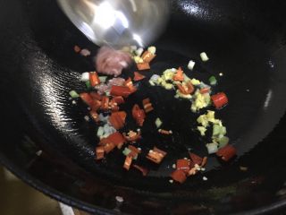 5、红烧冬瓜 下饭菜,把油炸冬瓜的油倒出，留一点点油。利用锅子余温，把辣椒。肉末。姜末。一起翻炒。