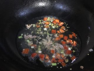 6、红烧冬瓜 下饭菜,肉末开始发白，辣椒炒香后，加水。加盐。