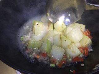 7、红烧冬瓜 下饭菜,水煮沸后，倒入油炸过的冬瓜。进行翻炒。
