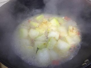 8、红烧冬瓜 下饭菜,不加锅盖煮一煮。看到冬瓜9成熟的时候，基本可以做好出锅准备了