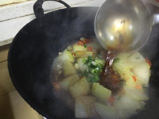 9、红烧冬瓜 下饭菜,出锅前，加入兑水的生粉+老抽+生抽。翻炒一小会儿。出锅