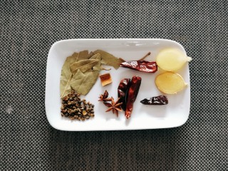 2、自制泡菜,香辛料准备好了。