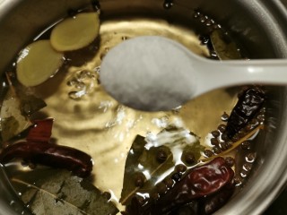 5、自制泡菜,趁热加入盐。