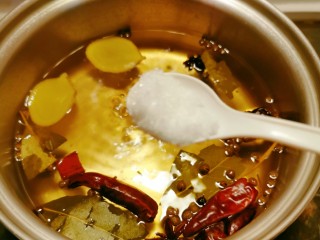 6、自制泡菜,加入糖，晾凉备用。