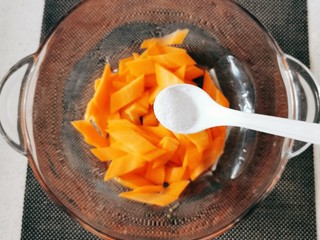 8、自制泡菜,放入泡菜盆里，添加2克盐拌匀。