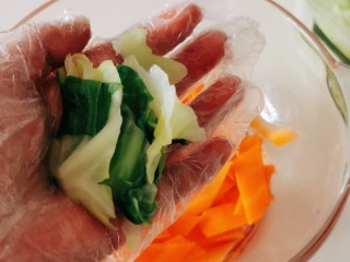 11、自制泡菜,攥干水分。