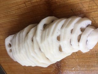 2、醋溜藕片,藕切薄片