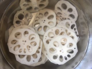 3、醋溜藕片,藕放入水中去除淀粉防氧化