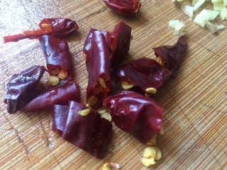 4、醋溜藕片,干辣椒切段