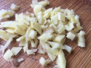 5、醋溜藕片,生姜切末