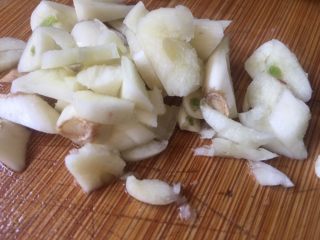 6、醋溜藕片,大蒜头切末