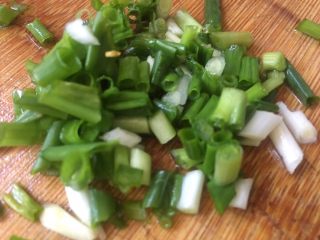 7、醋溜藕片,准备适量的葱花