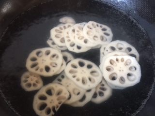 8、醋溜藕片,藕焯水1分钟然后过凉水,这样更爽脆