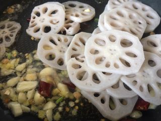 11、醋溜藕片,加入藕片翻炒片刻