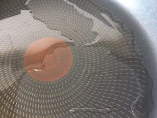 9、醋溜藕片,锅里放油