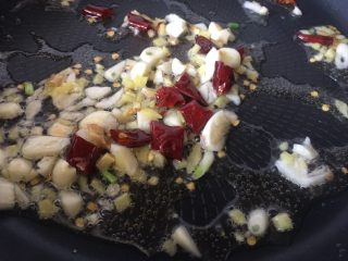 10、醋溜藕片,加入葱姜蒜辣椒爆香