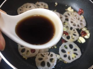 12、醋溜藕片,加入适量的陈醋,你可以加入白醋颜色更漂亮,但陈醋的味道更佳