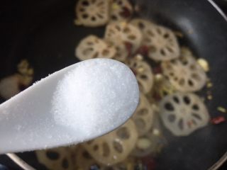 13、醋溜藕片,加入少许的盐