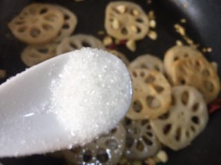 14、醋溜藕片,加入少许的糖