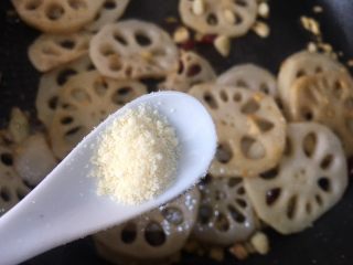 15、醋溜藕片,加入少许的葱花