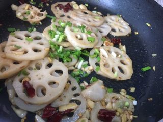 16、醋溜藕片,翻炒片刻,最后加入葱花翻炒均匀即可出锅