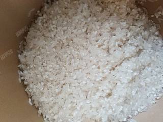 3、时蔬腊肉焖饭,大米、糯米各一杯洗净