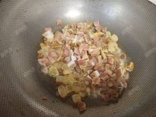 9、时蔬腊肉焖饭,再加入瘦肉粒煸炒