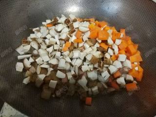 10、时蔬腊肉焖饭,放入胡萝卜和香菇