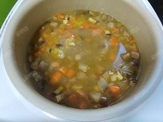 16、时蔬腊肉焖饭,将食材拌匀