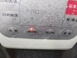 17、时蔬腊肉焖饭,电饭锅接通电源，选择“煲仔饭”程序