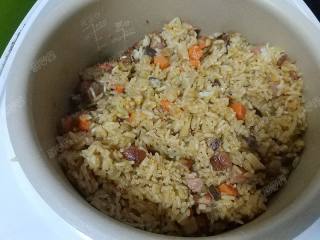18、时蔬腊肉焖饭,程序结束之后拌匀就可以吃啦