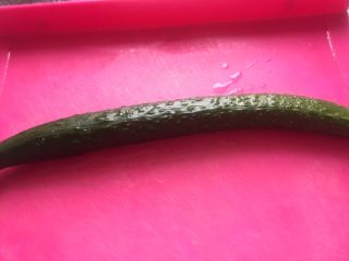 1、厨房挑战～素菜～鸡蛋木耳炒青瓜,黄瓜洗净。