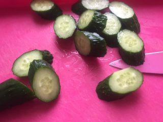 2、厨房挑战～素菜～鸡蛋木耳炒青瓜,切成厚片。