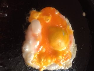 3、厨房挑战～素菜～鸡蛋木耳炒青瓜,鸡蛋一个，平底锅烧热放入鸡蛋煎成蛋饼，