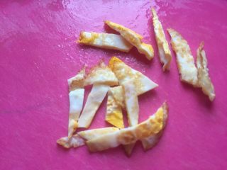 4、厨房挑战～素菜～鸡蛋木耳炒青瓜,在切成条。