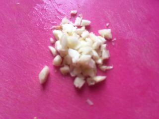 5、厨房挑战～素菜～鸡蛋木耳炒青瓜,蒜切碎备用。