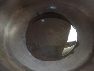 6、厨房挑战～素菜～鸡蛋木耳炒青瓜,火烧热放入适量油。