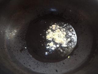 7、厨房挑战～素菜～鸡蛋木耳炒青瓜,放入蒜末炒香。