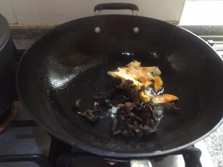 8、厨房挑战～素菜～鸡蛋木耳炒青瓜,放入鸡蛋，木耳。